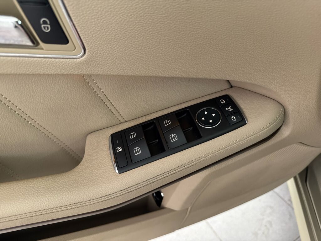 Mercedes-Benz E 2010 Ruskea (beige)