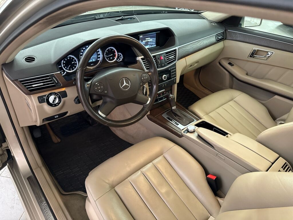 Mercedes-Benz E 2010 Ruskea (beige)