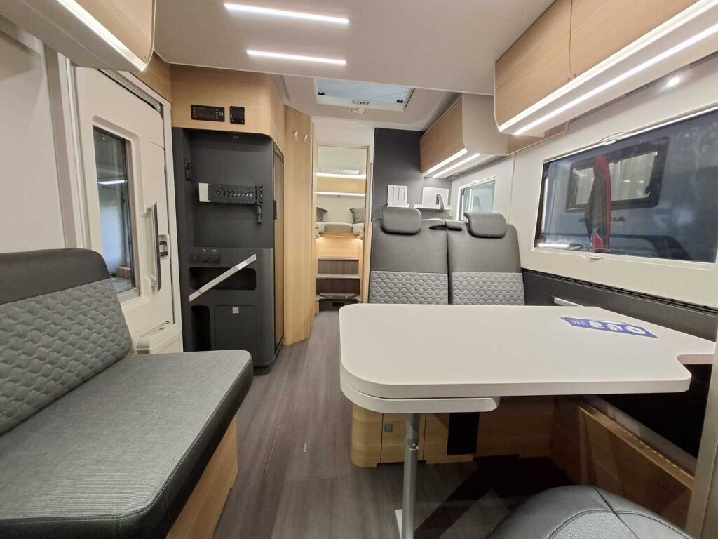 Adria Matrix Plus 670 SL 2025 Valkoinen