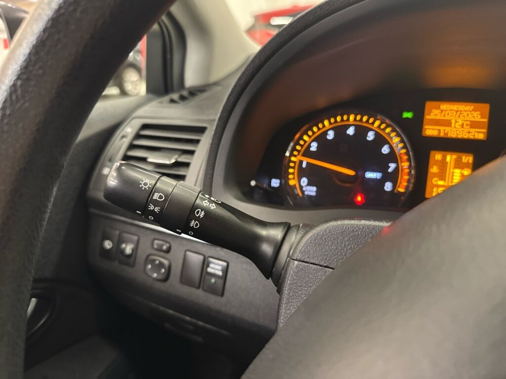 Toyota Avensis 2010 Sininen