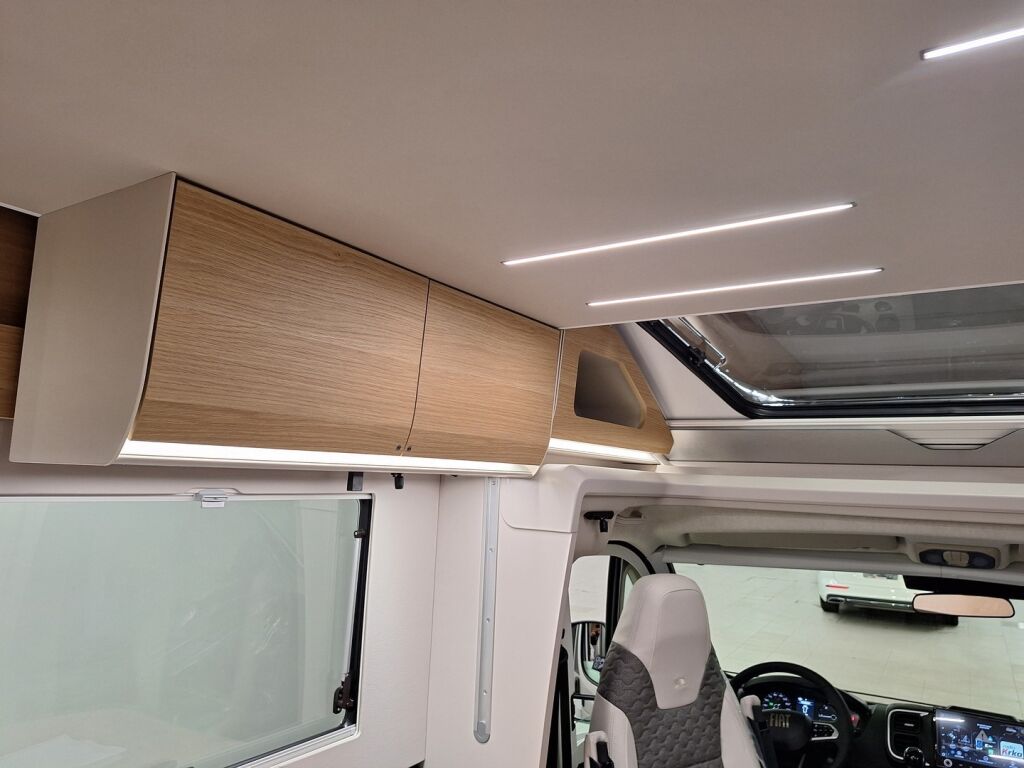 Adria MATRIX SUPREME 670 SL 2026 Harmaa