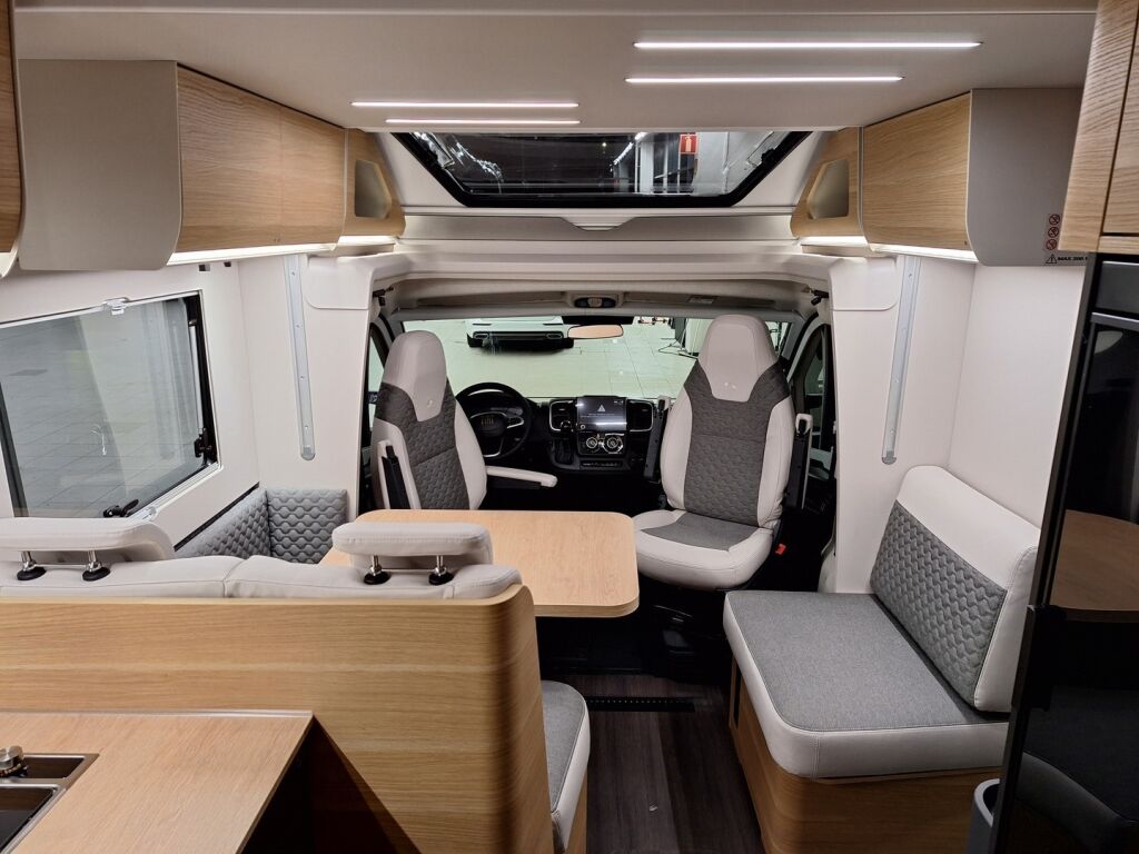 Adria MATRIX SUPREME 670 SL 2026 Harmaa