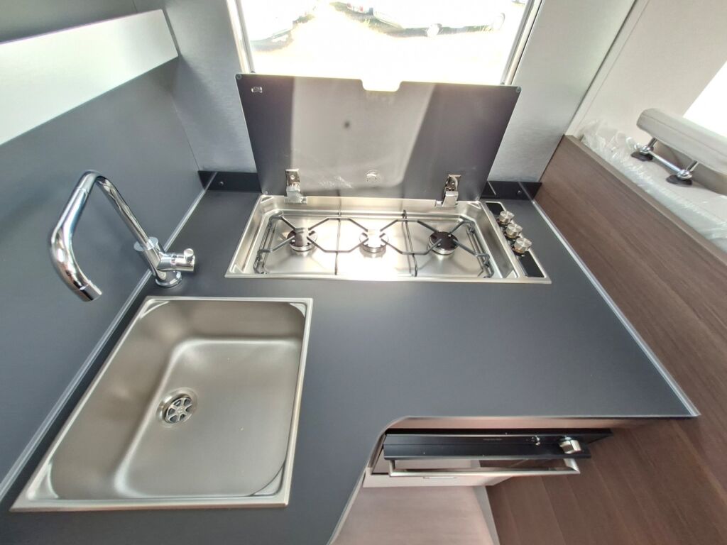 Adria MATRIX SUPREME 670 SL 2026 Harmaa