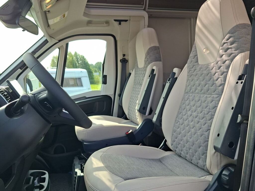 Adria MATRIX SUPREME 670 SL 2026 Harmaa