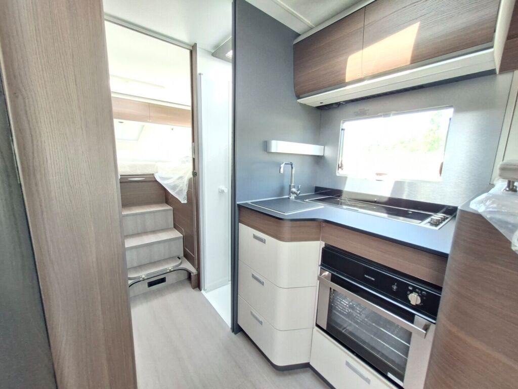 Adria MATRIX SUPREME 670 SL 2026 Harmaa