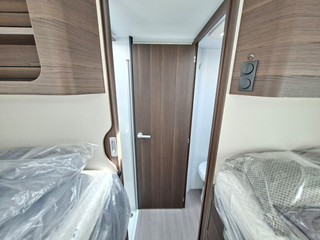 Adria MATRIX SUPREME 670 SL 2026 Harmaa