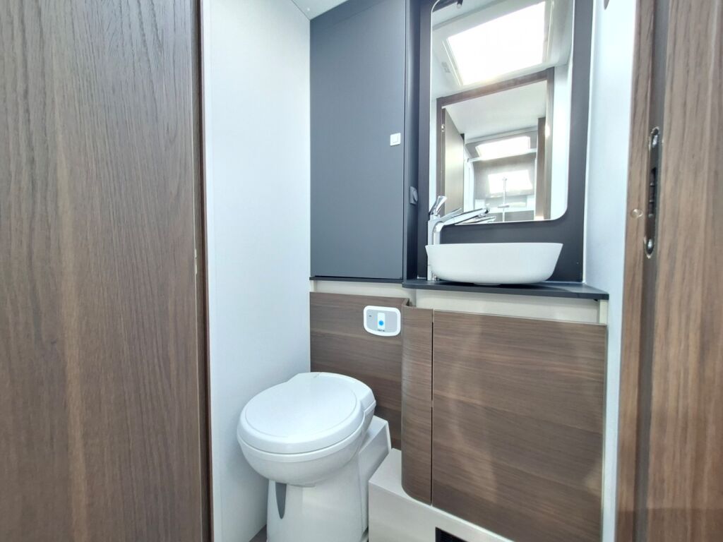 Adria MATRIX SUPREME 670 SL 2026 Harmaa