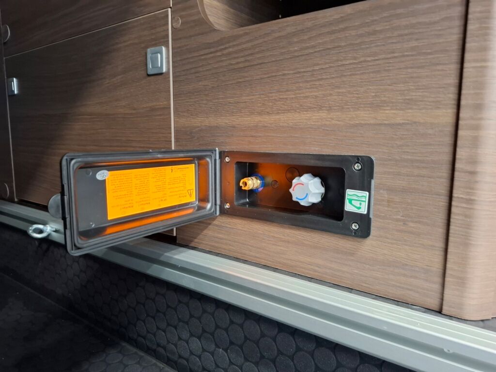 Adria MATRIX SUPREME 670 SL 2026 Harmaa