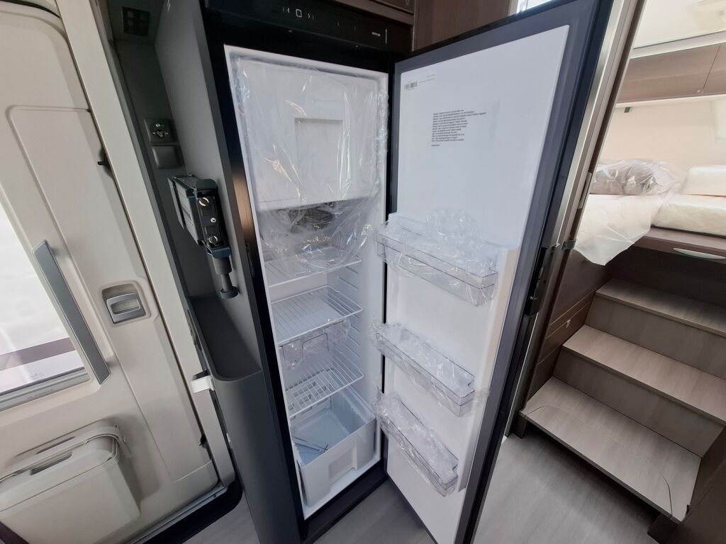 Adria MATRIX SUPREME 670 DL 2026 Harmaa