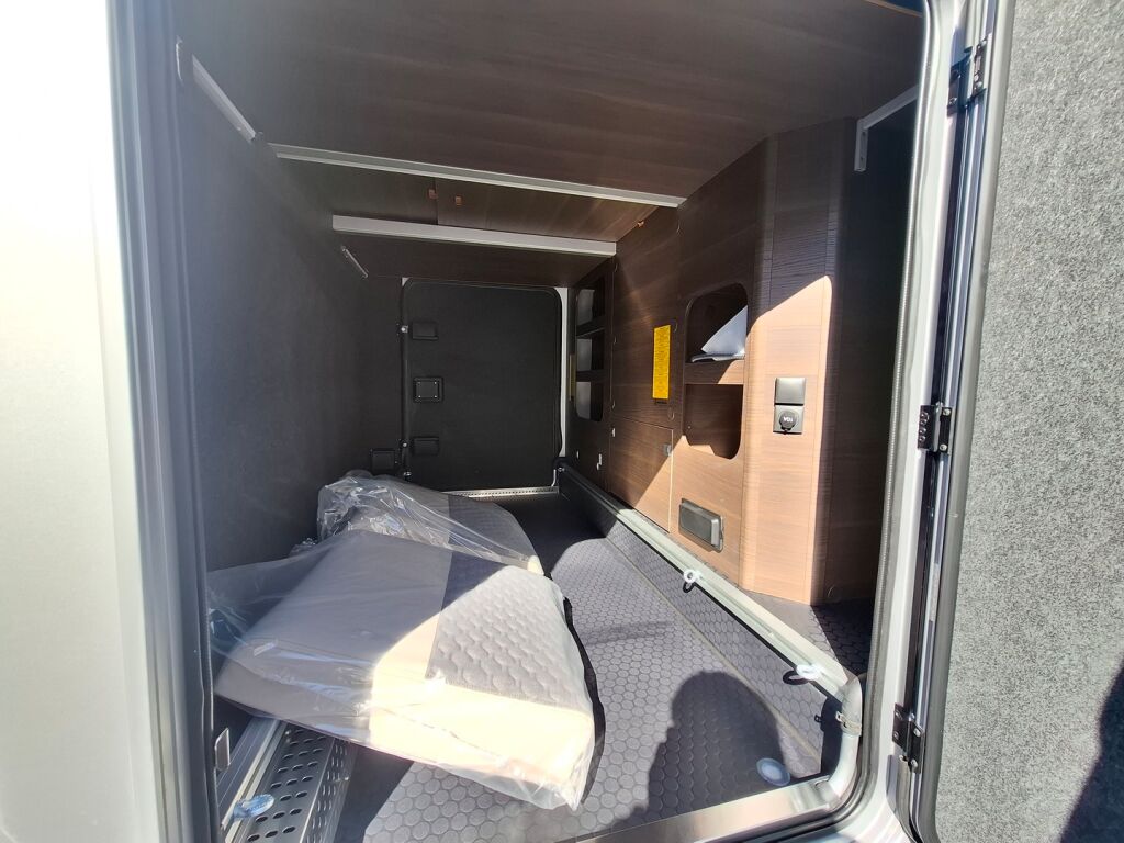Adria MATRIX SUPREME 670 DL 2026 Harmaa