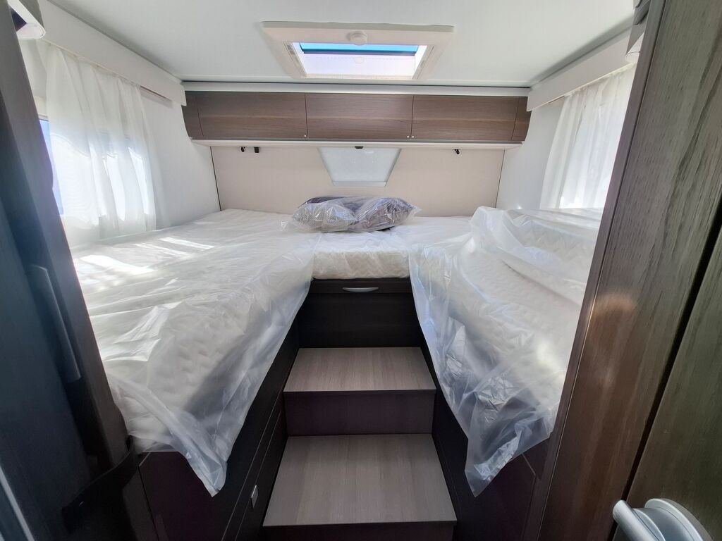 Adria MATRIX SUPREME 670 DL 2026 Harmaa