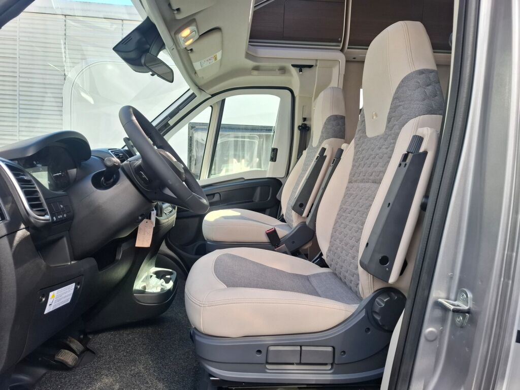 Adria MATRIX SUPREME 670 DL 2026 Harmaa