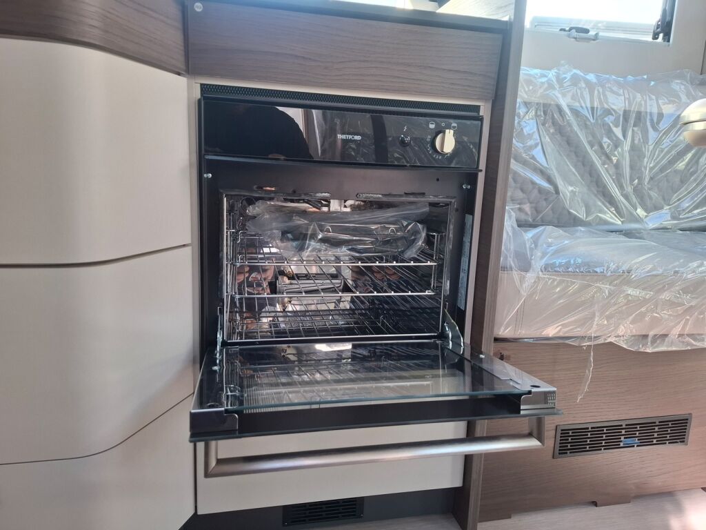 Adria MATRIX SUPREME 670 DL 2026 Harmaa