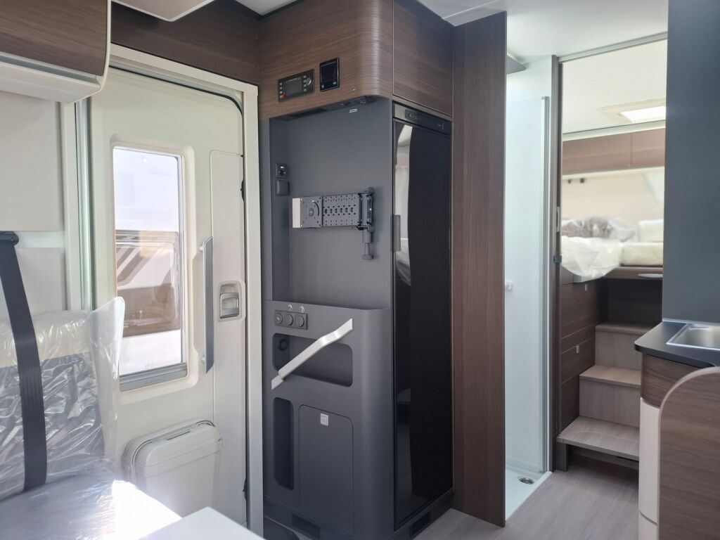 Adria MATRIX SUPREME 670 DL 2026 Harmaa