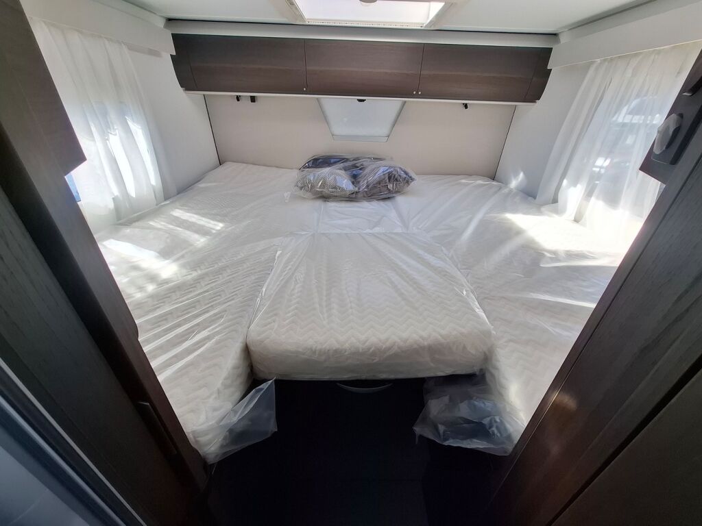 Adria MATRIX SUPREME 670 DL 2026 Harmaa