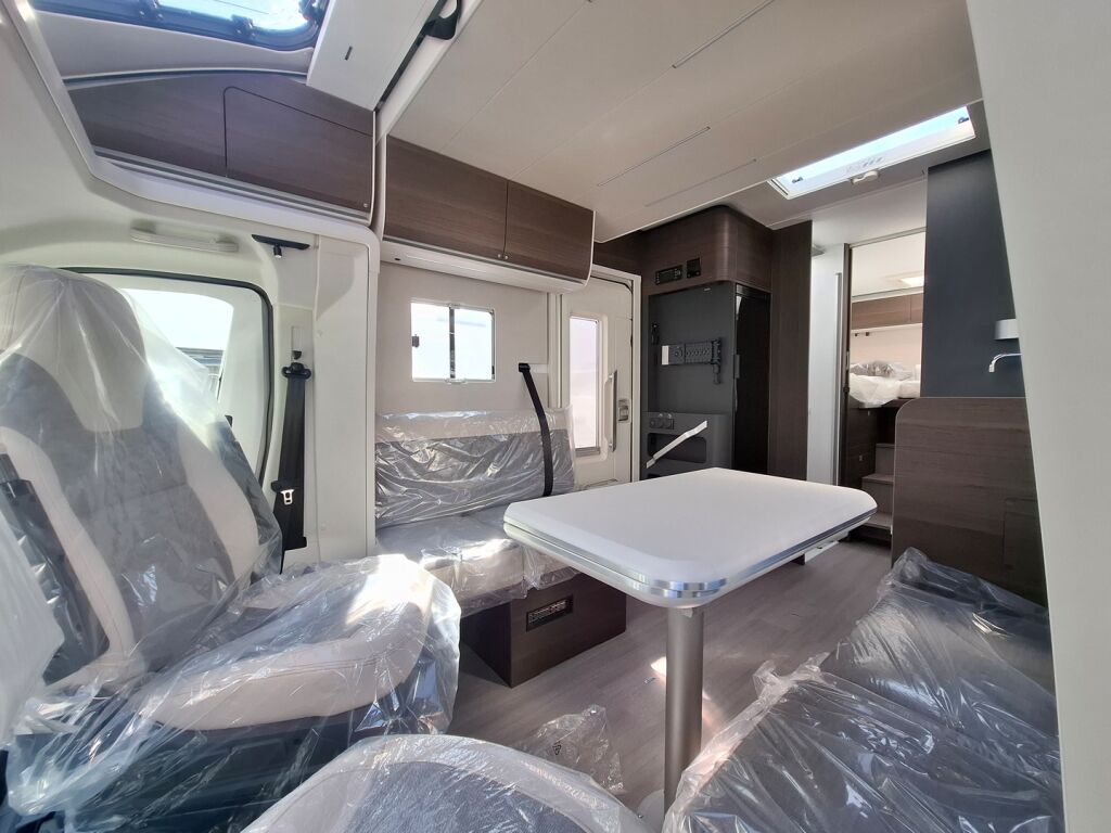 Adria MATRIX SUPREME 670 DL 2026 Harmaa