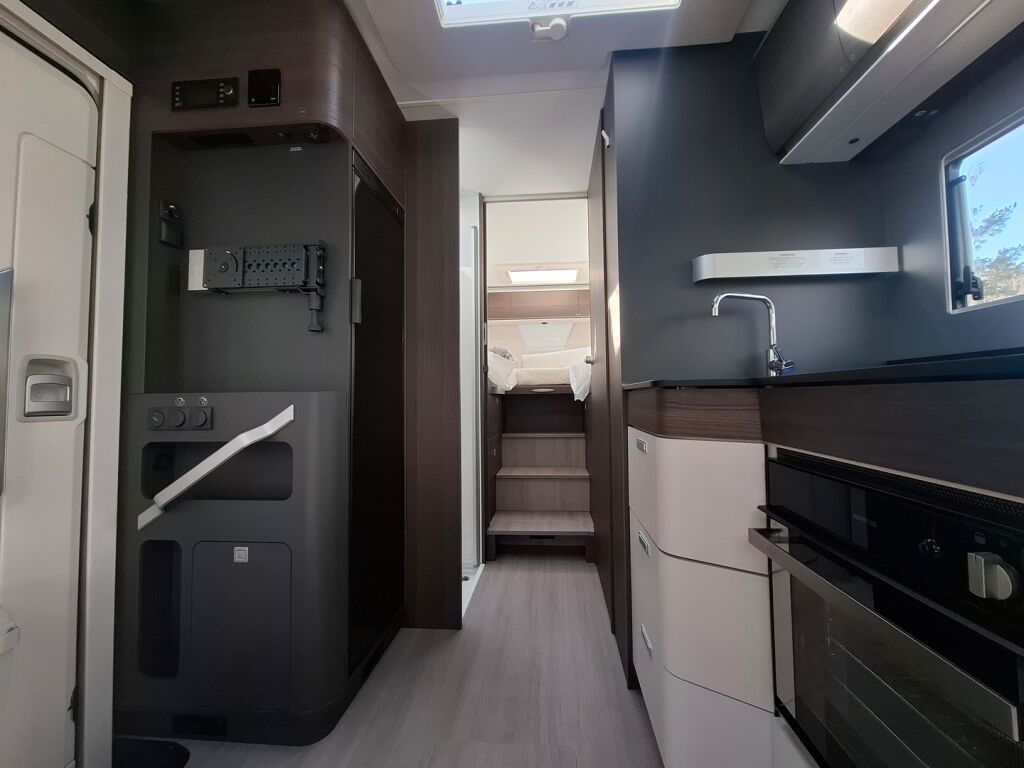 Adria MATRIX SUPREME 670 DL 2026 Harmaa