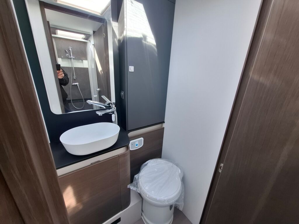 Adria MATRIX SUPREME 670 DL 2026 Harmaa