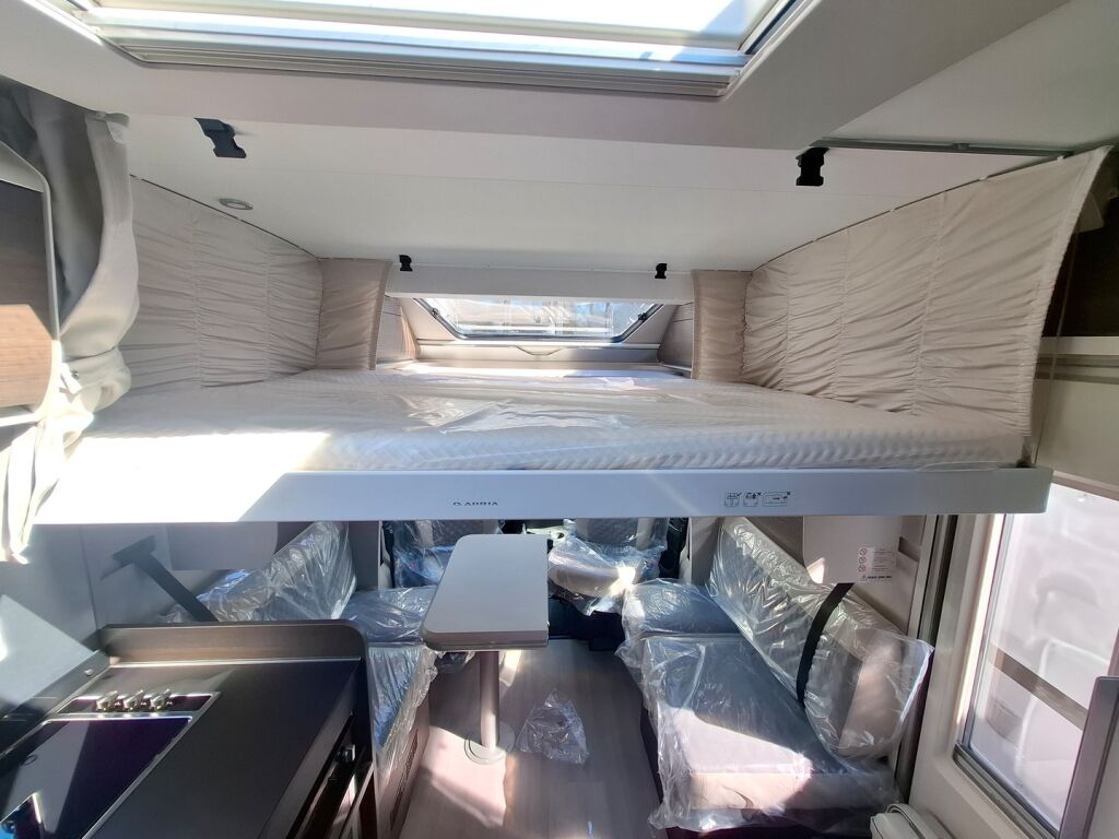 Adria MATRIX SUPREME 670 DL 2026 Harmaa