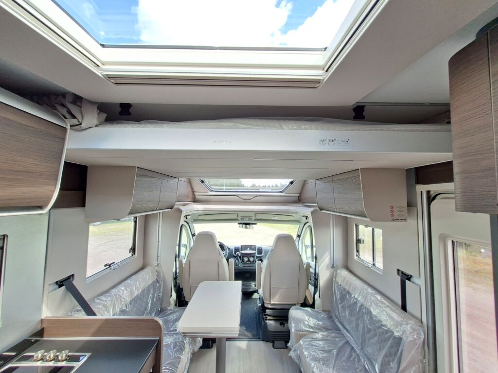 Adria MATRIX SUPREME 670 DC 2026 Harmaa
