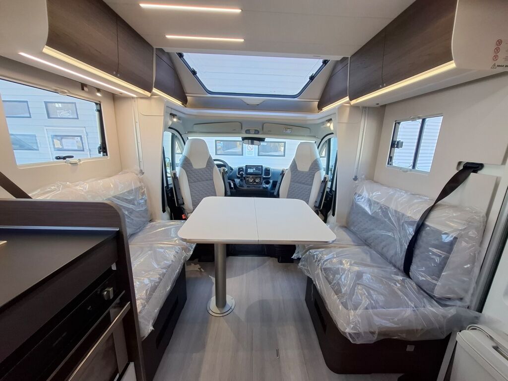 Adria MATRIX SUPREME 670 DC 2026 Harmaa