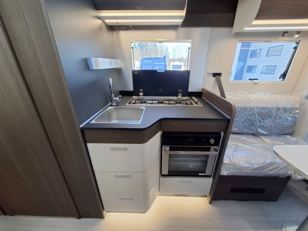 Adria MATRIX SUPREME 670 DC 2026 Harmaa