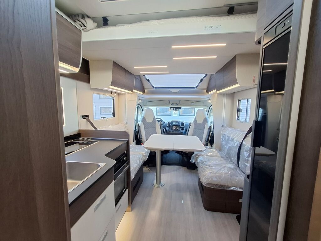 Adria MATRIX SUPREME 670 DC 2026 Harmaa