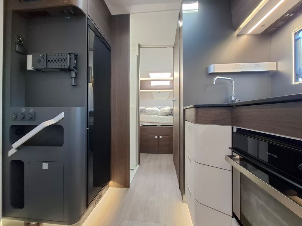 Adria MATRIX SUPREME 670 DC 2026 Harmaa