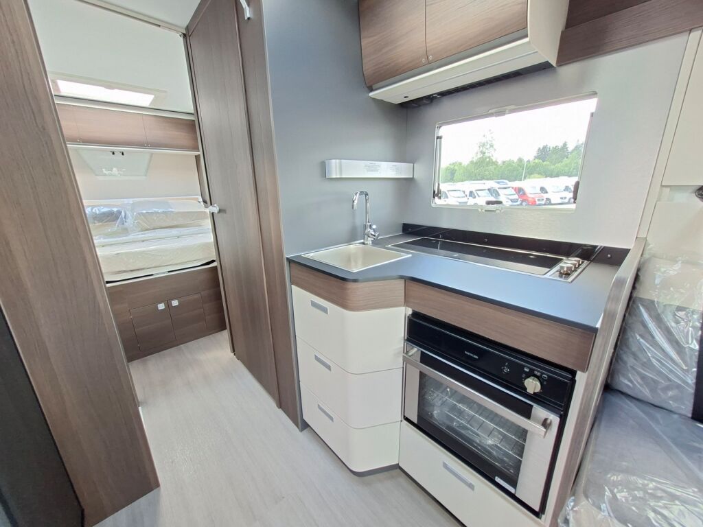 Adria MATRIX SUPREME 670 DC 2026 Harmaa