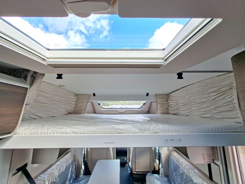 Adria MATRIX SUPREME 670 DC 2026 Harmaa