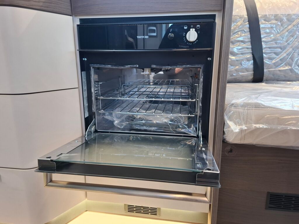 Adria MATRIX SUPREME 670 DC 2026 Harmaa