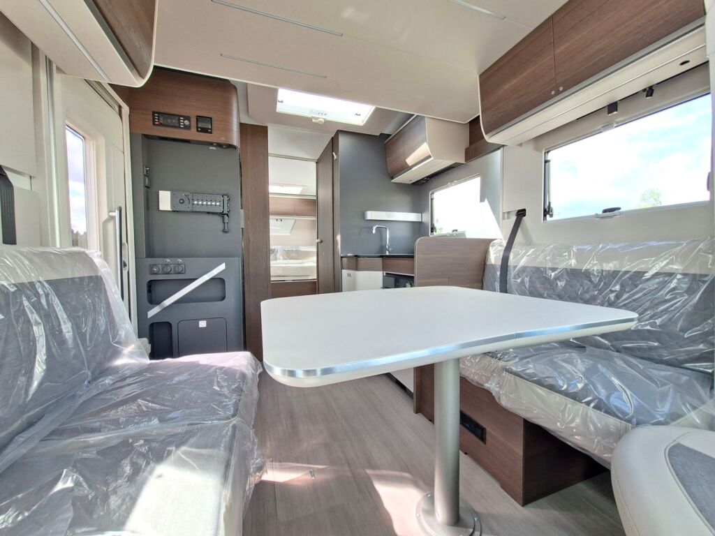 Adria MATRIX SUPREME 670 DC 2026 Harmaa
