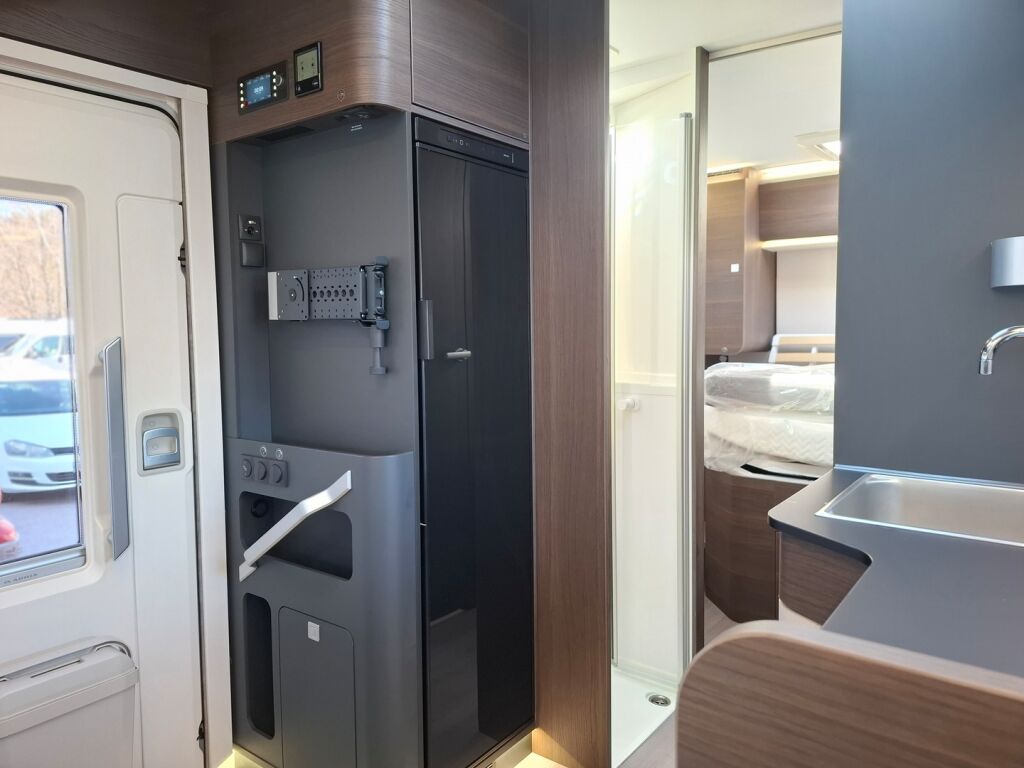 Adria MATRIX SUPREME 670 DC 2026 Harmaa