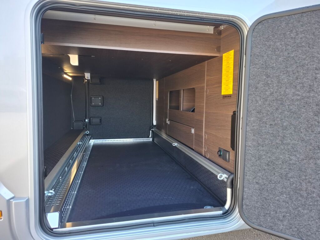 Adria MATRIX SUPREME 670 DC 2026 Harmaa