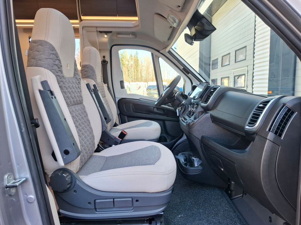 Adria MATRIX SUPREME 670 DC 2026 Harmaa