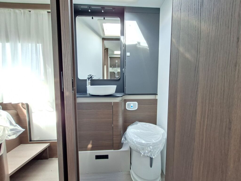 Adria MATRIX SUPREME 670 DC 2026 Harmaa