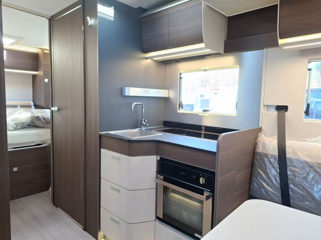 Adria MATRIX SUPREME 670 DC 2026 Harmaa