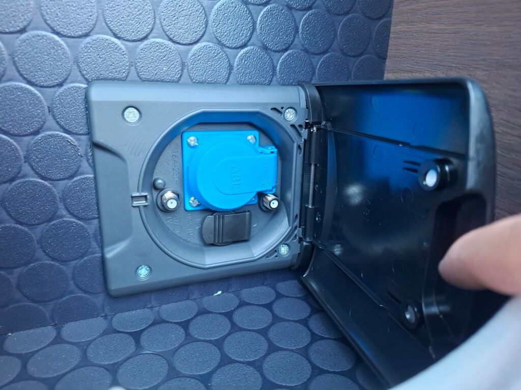 Adria MATRIX SUPREME 670 DC 2026 Harmaa