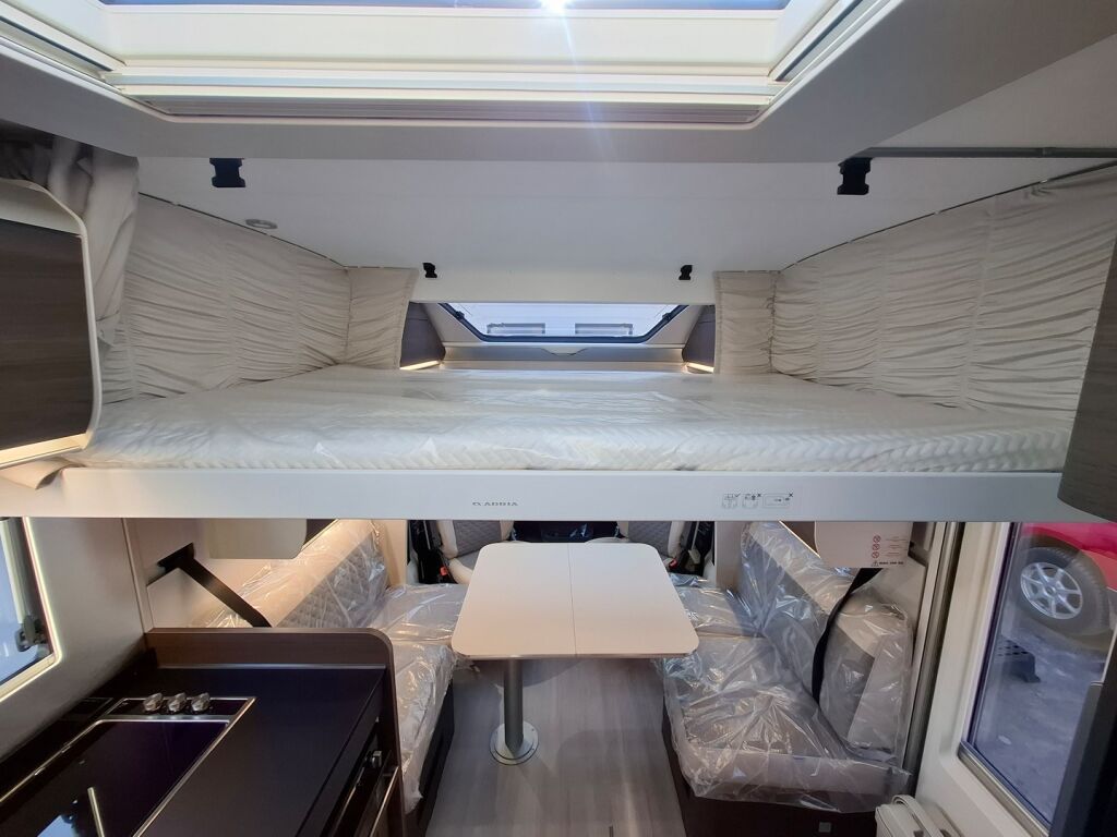 Adria MATRIX SUPREME 670 DC 2026 Harmaa