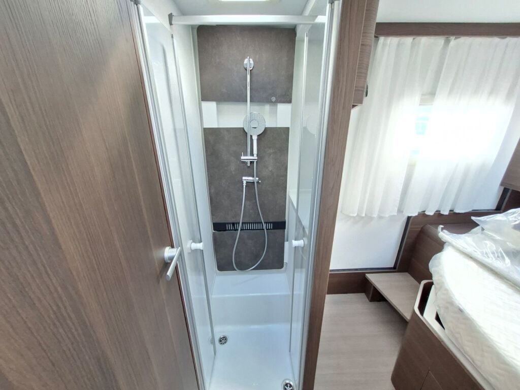 Adria MATRIX SUPREME 670 DC 2026 Harmaa