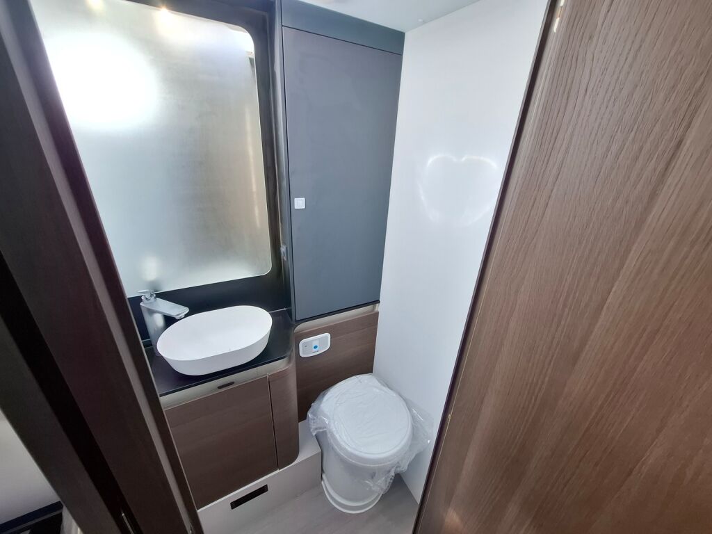 Adria MATRIX SUPREME 670 DC 2026 Harmaa