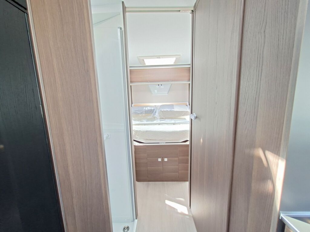 Adria MATRIX SUPREME 670 DC 2026 Harmaa