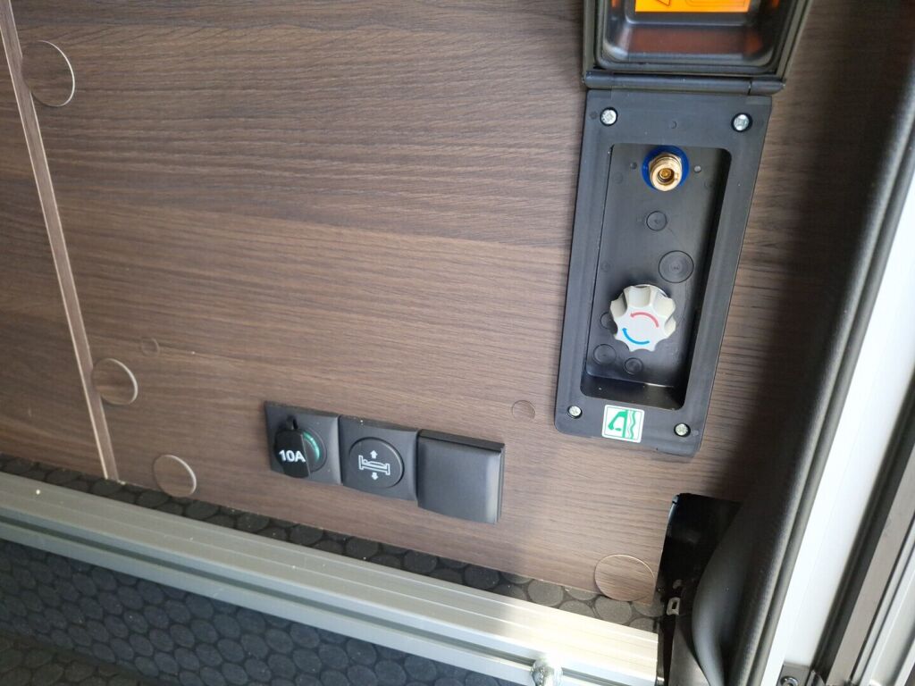 Adria MATRIX SUPREME 670SC 2026 Harmaa