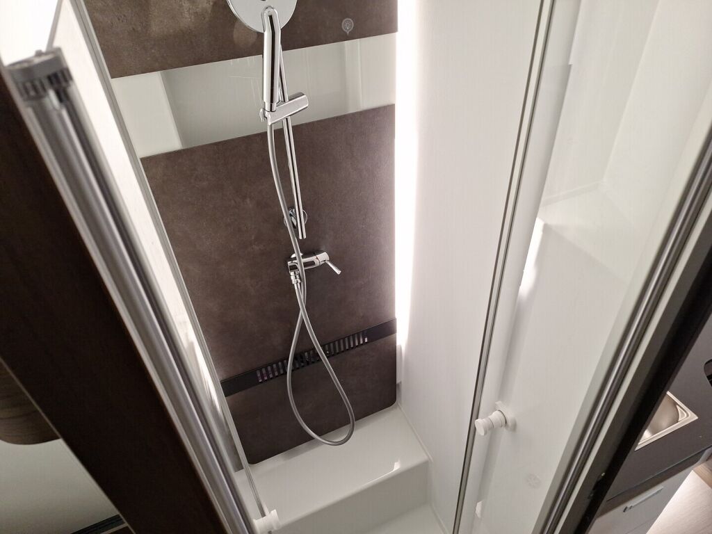 Adria MATRIX SUPREME 670SC 2026 Harmaa