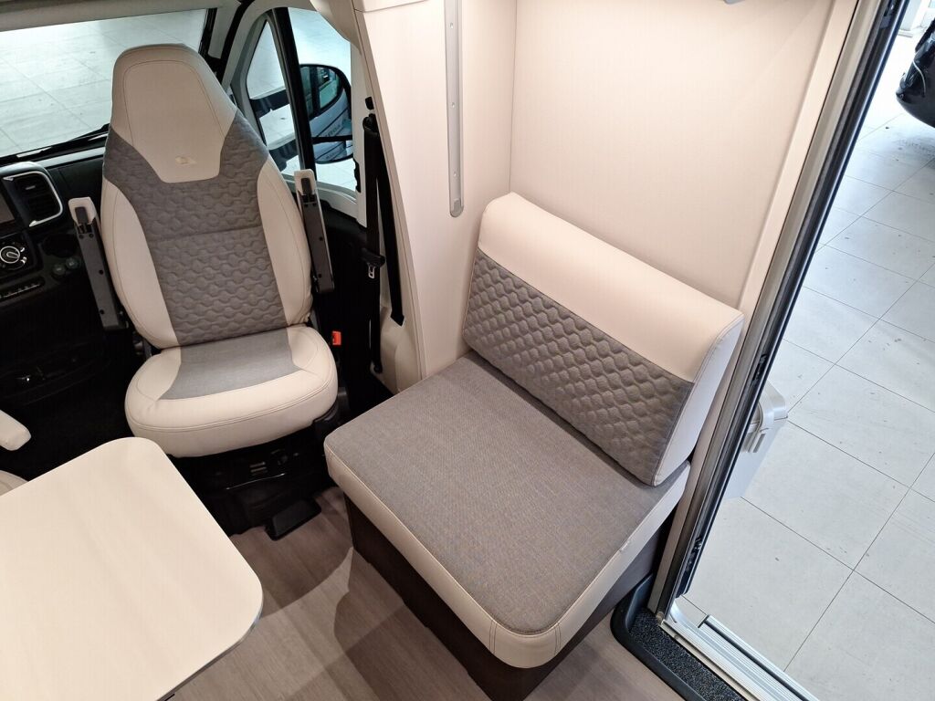 Adria MATRIX SUPREME 670SC 2026 Harmaa