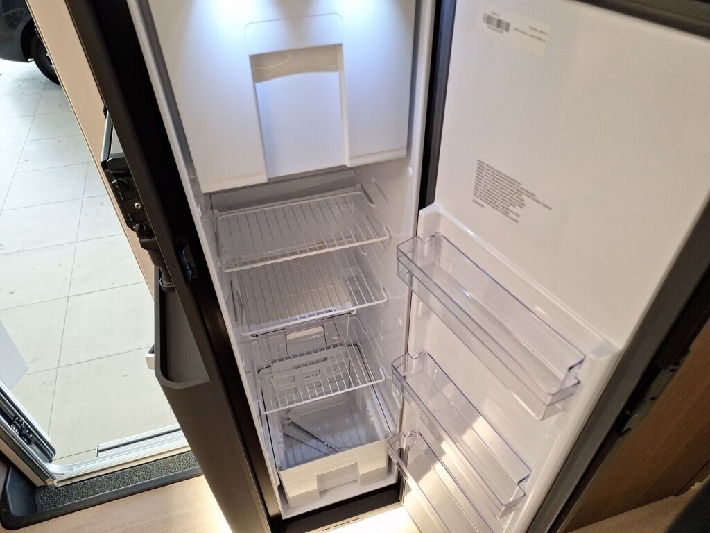 Adria MATRIX SUPREME 670SC 2026 Harmaa