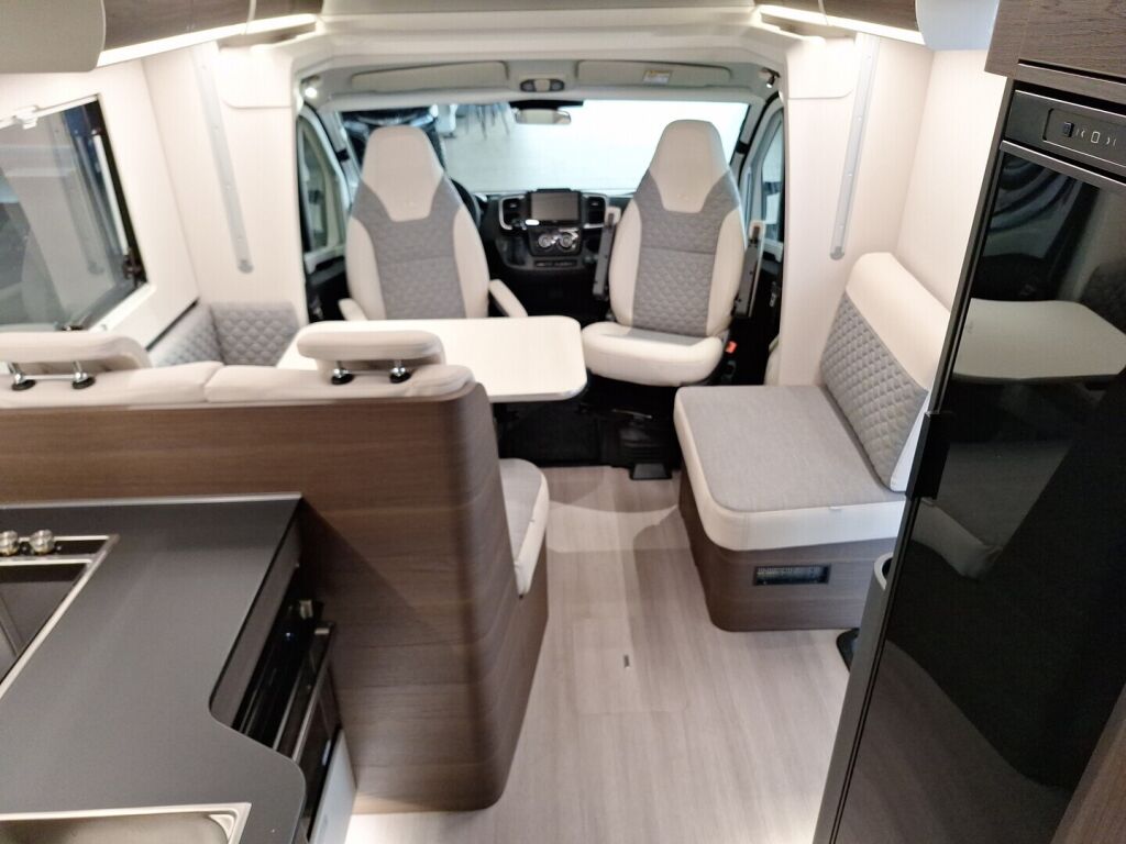 Adria MATRIX SUPREME 670SC 2026 Harmaa