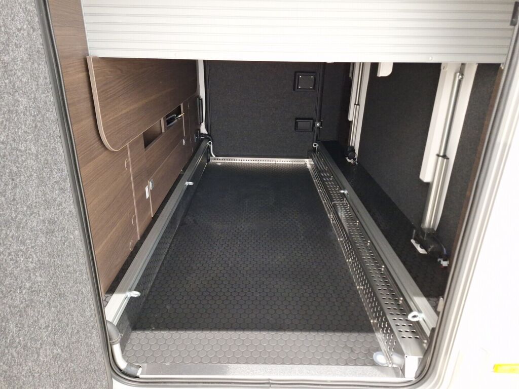 Adria MATRIX SUPREME 670SC 2026 Harmaa