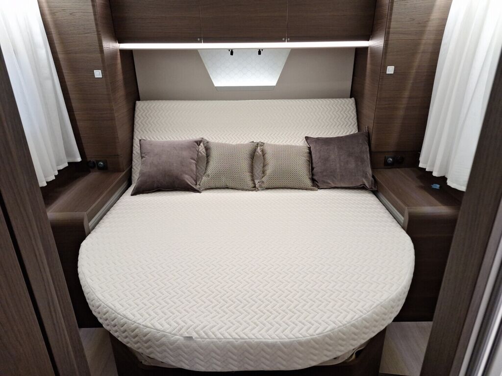 Adria MATRIX SUPREME 670SC 2026 Harmaa