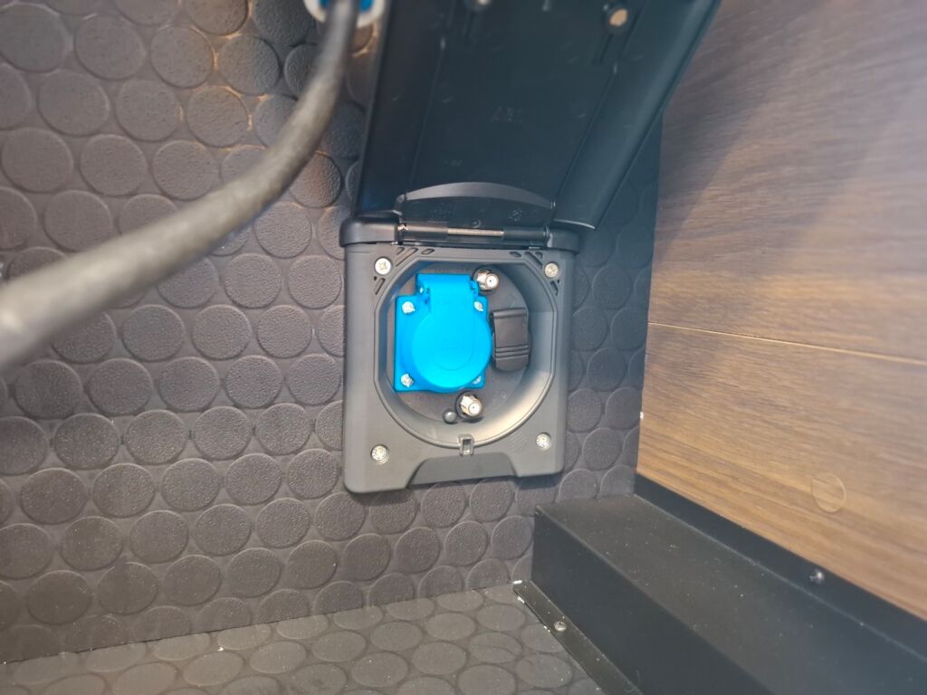 Adria MATRIX SUPREME 670SL 2026 Harmaa